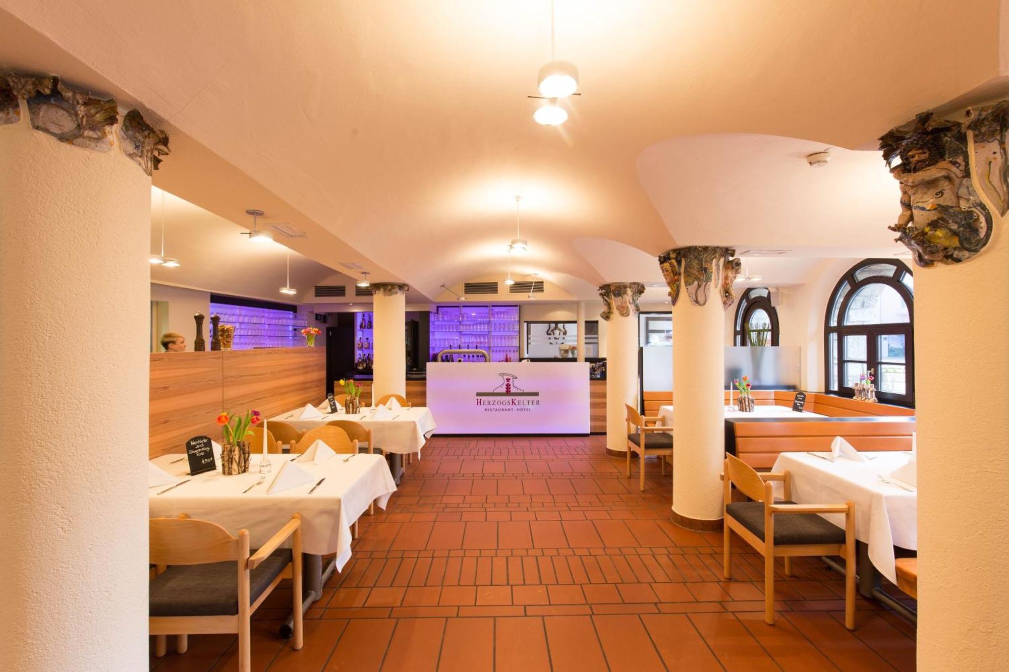 Herzogskelter Restaurant Hotel Гюглинген Экстерьер фото